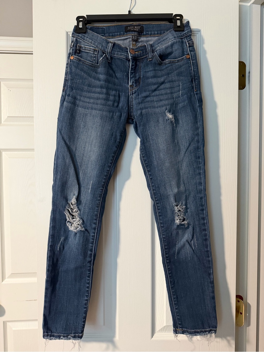 Judy Blue Medium Blue Washed Skinny Jeans with Distressed Knees